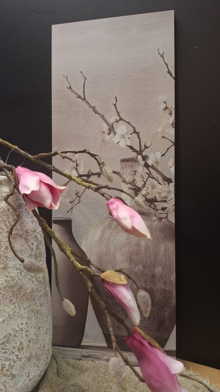 Close-up magnolia bloemen op decoratief wandbord