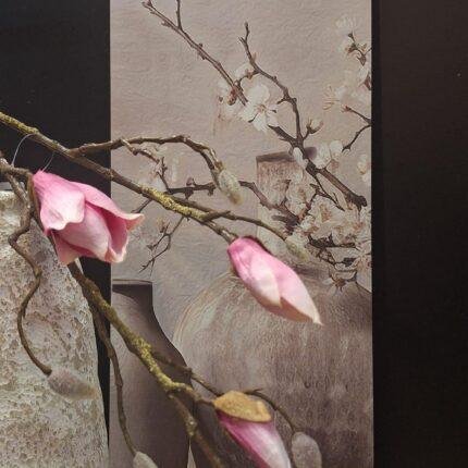 Wandbord met kruik en magnolia