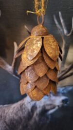 Roestkleurige metalen dennenappel voor landelijke styling
