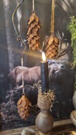 Roestige metalen dennenappels van 8, 10 en 12 cm met ophanglus – landelijke decoratie-sfeer