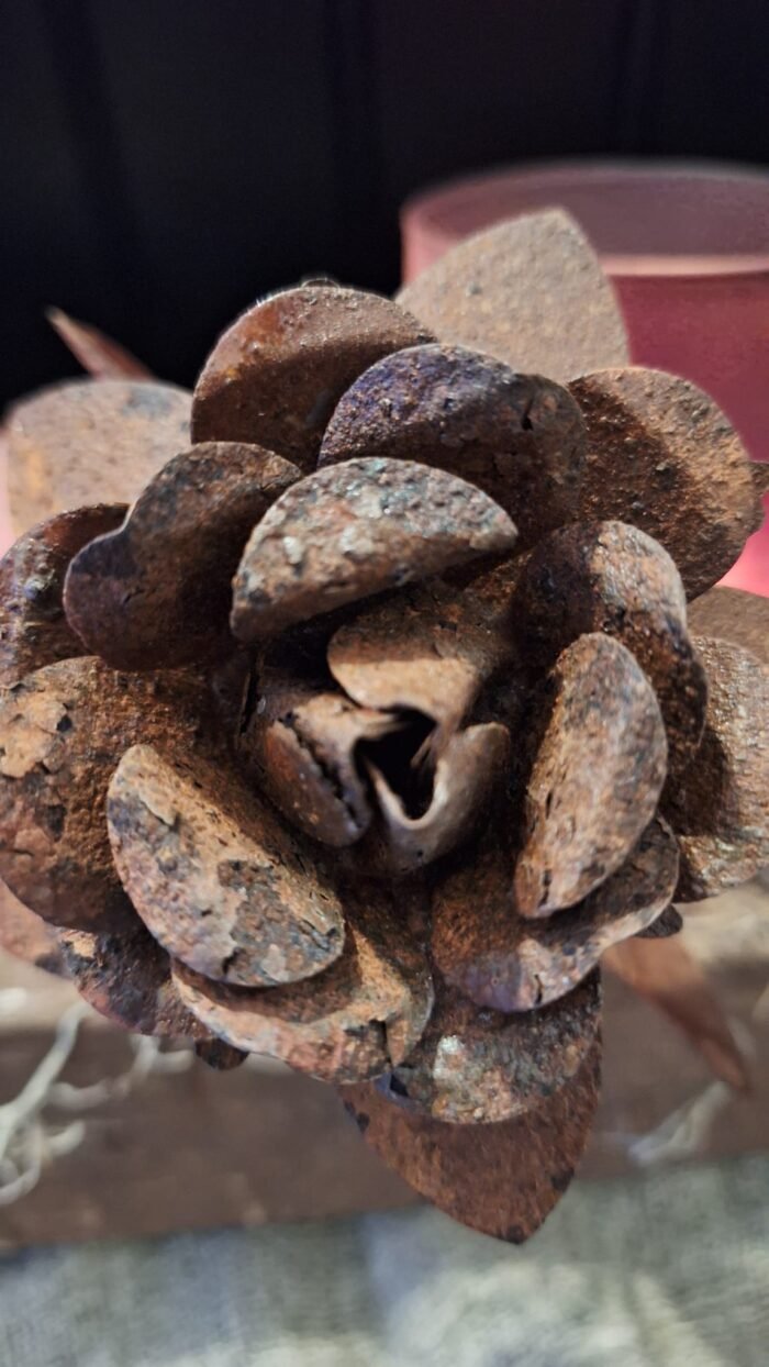 Roestige bloem met twee bladeren – landelijke styling