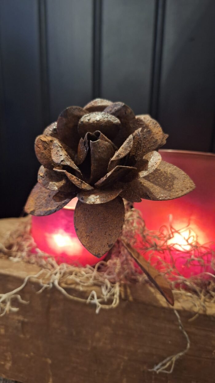 Handgemaakte metalen bloem met roestlook voor sobere interieurs
