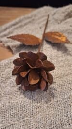 Decoratieve roestbloem op steel – rustiek en sfeervol