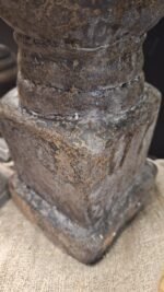 detailfoto terracotta lampenvoet bruin verweerd