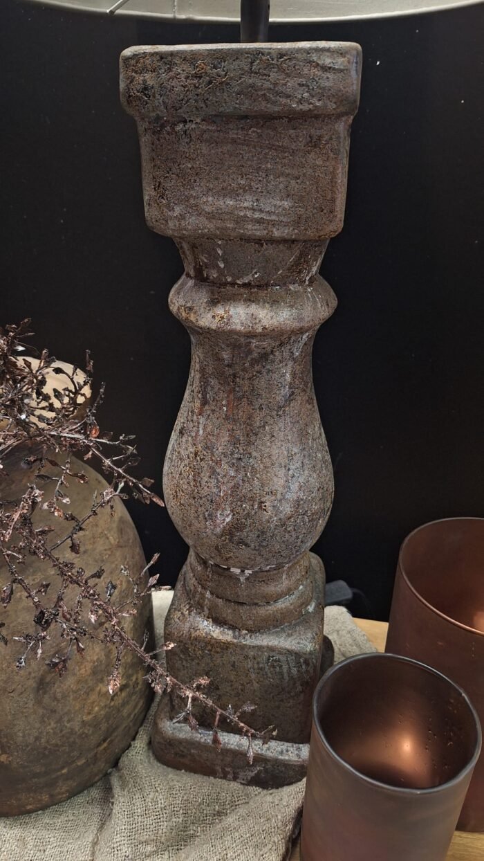 detailfoto terracotta lampenvoet bruin verweerd