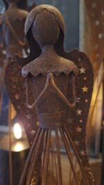 Kleine metalen engel decoratie roestkleur