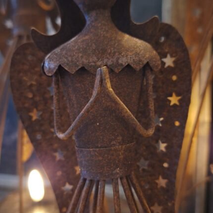 Kleine metalen engel decoratie roestkleur