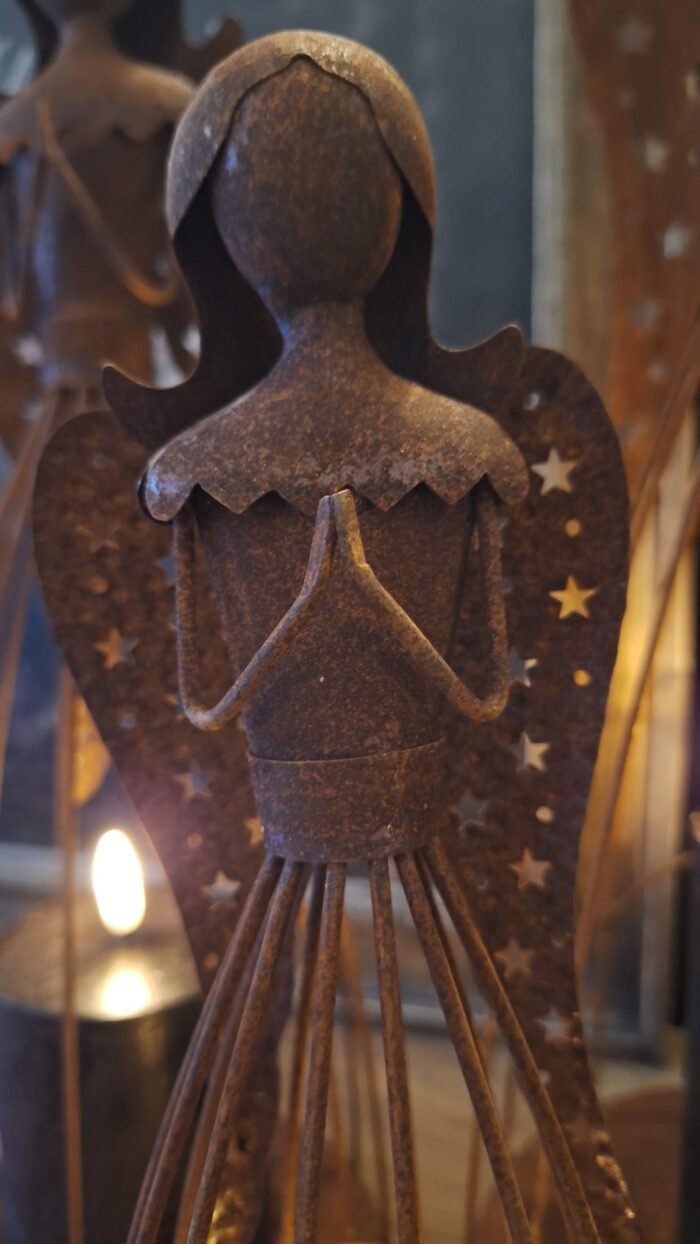 Kleine metalen engel decoratie roestkleur