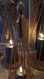 Grote metalen engel roestlook met kaars-zijaanzicht