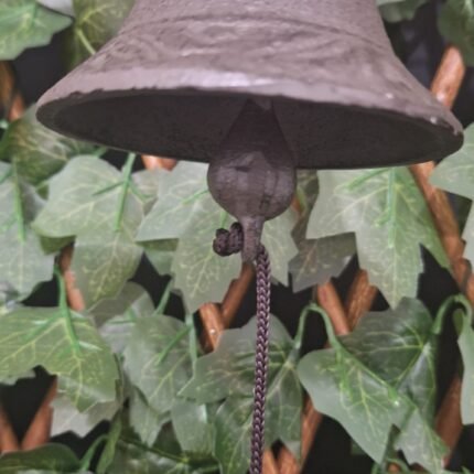 landelijke tuindecoratie met bel detail klepel