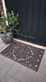 landelijke entree met metalen deurmat