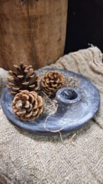 Ronde kaarsenhouder van steen op jute