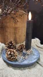 kaarsenhouder van steen met vlak ontwerp