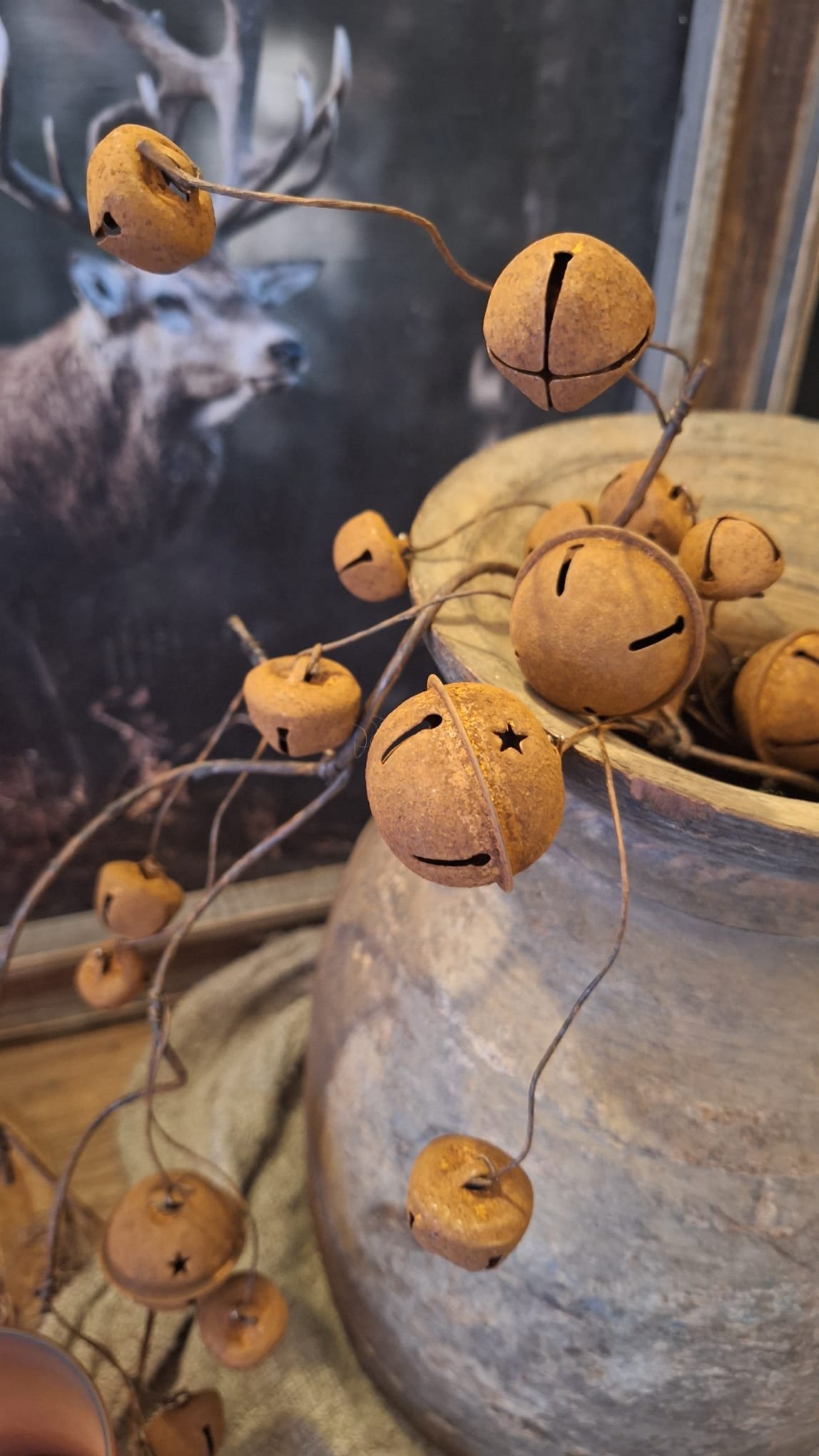 roestige-bellen-tak-stoer-en-landelijke-decoratie 1 Roestige bellen tak van 85 cm – landelijke decoratie-sfeer