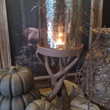 Windlicht op Hertengewei-Voet met Amberglas – Landelijk & Stoer
