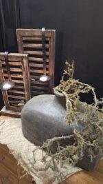 Landelijke brede vensterbankpot op vensterbank met sobere styling