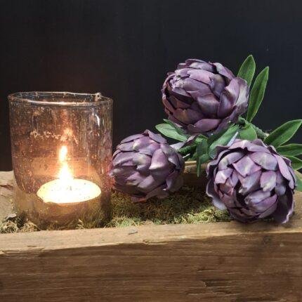 Drie decoratieve paarse kunst artisjokken voor interieur