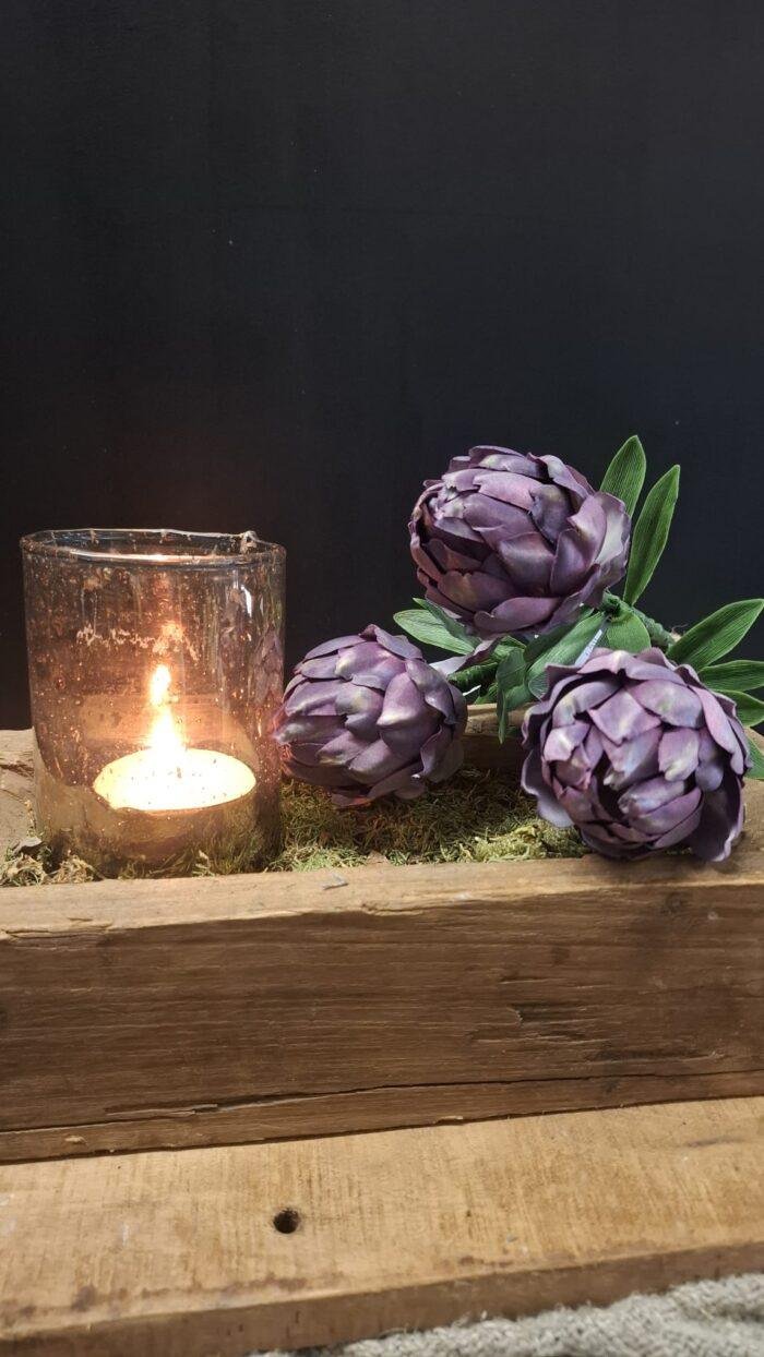Drie decoratieve paarse kunst artisjokken voor interieur