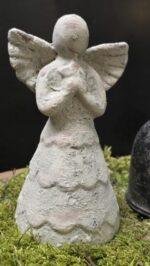 Detailfoto stenen engel met landelijke uitstraling