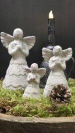 Grote grijze stenen engel landelijke woondecoratie