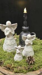 Grijze stenen engel landelijke stijl middel formaat