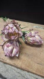 Drie kunst artisjokken in diepe paarse kleur voor interieurdecoratie