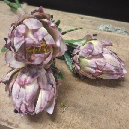 Drie kunst artisjokken in diepe paarse kleur voor interieurdecoratie