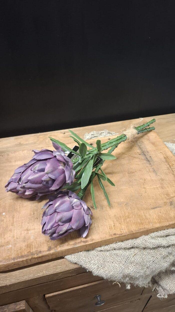 Set van drie paarse kunst artisjokken op houten ondergrond