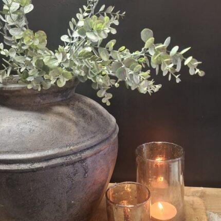 Kunst eucalyptus tak in vaas als interieurdecoratie
