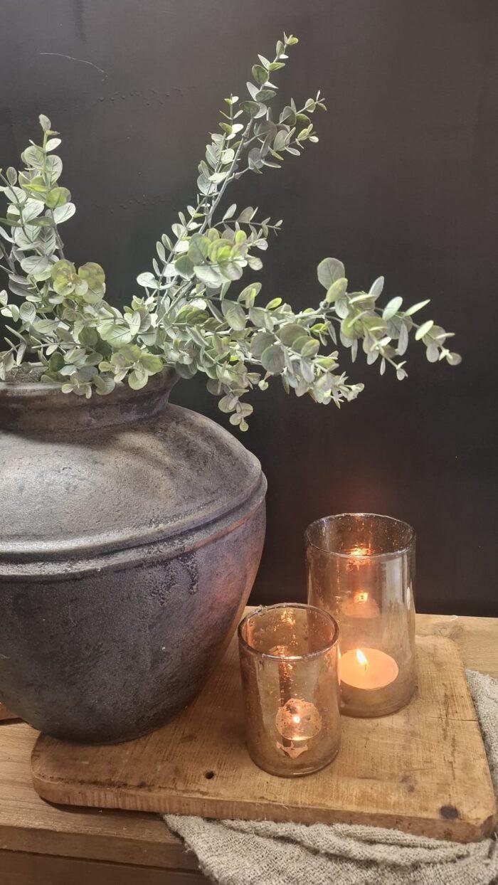 Kunst eucalyptus tak in vaas als interieurdecoratie