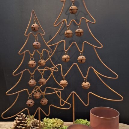 Roestige metalen dennenboom met belletjes – landelijke kerstdecoratie