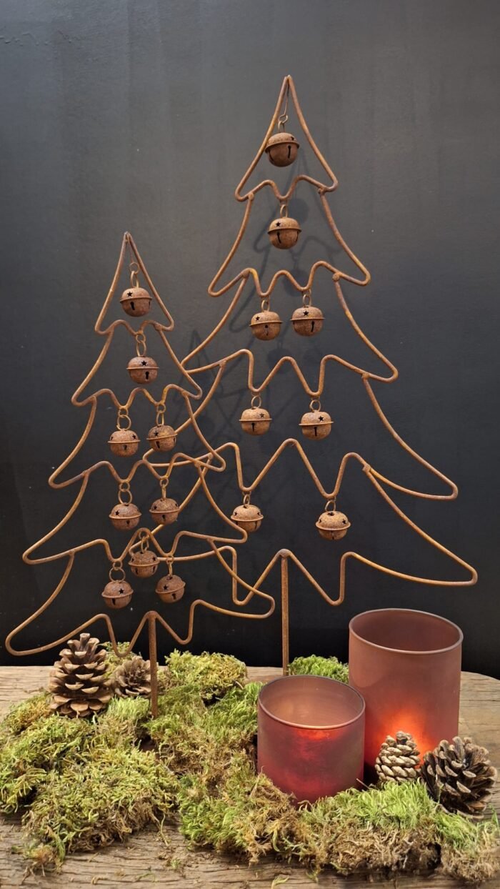 Roestige metalen dennenboom met belletjes – landelijke kerstdecoratie