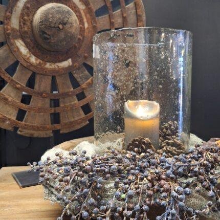 Stoere decoratie tak in donkerpaarse en zwarte tinten