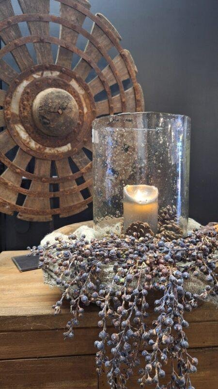 Stoere decoratie tak in donkerpaarse en zwarte tinten