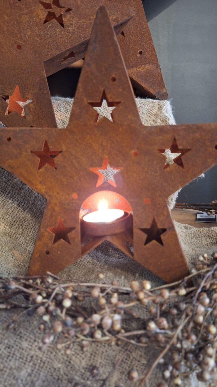 Landelijke roestige ster voor kerst en winterdecoratie
