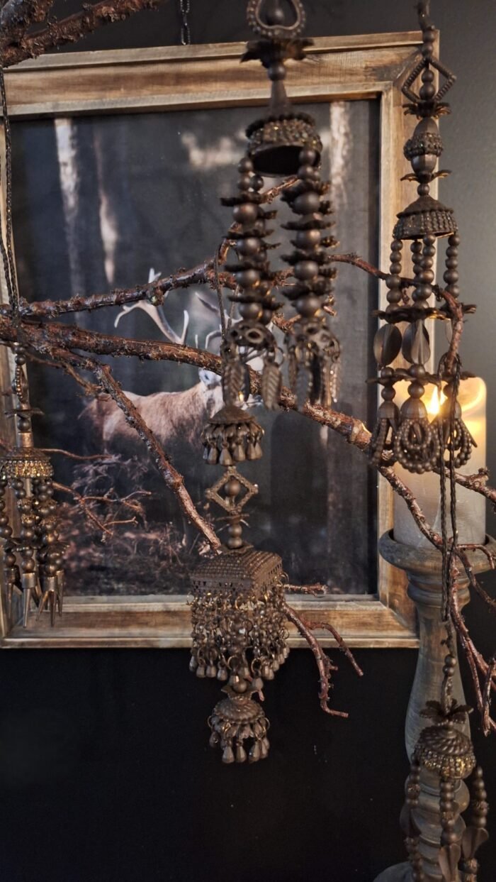 Detail van Lou hanger met donkere tinten – sobere decoratie