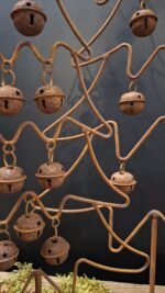 Roest dennenboom met bellen – decoratief voor dressoir of vensterbank