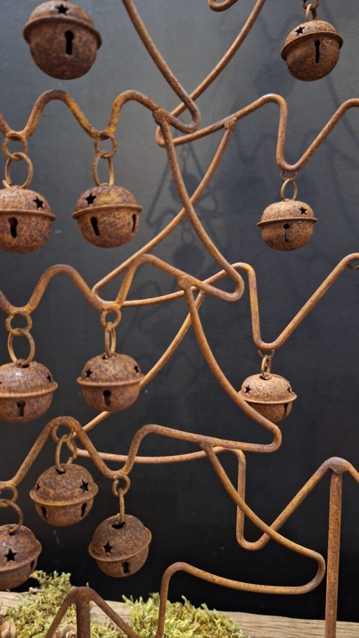 Roest dennenboom met bellen – decoratief voor dressoir of vensterbank