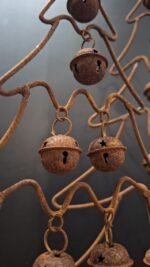 Detail van belletjes in metalen boom – natuurlijke roestkleur