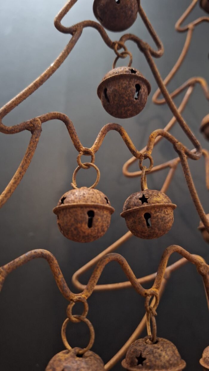 Detail van belletjes in metalen boom – natuurlijke roestkleur