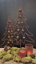 Roestige dennenboom met bellen – 40 en 56 cm