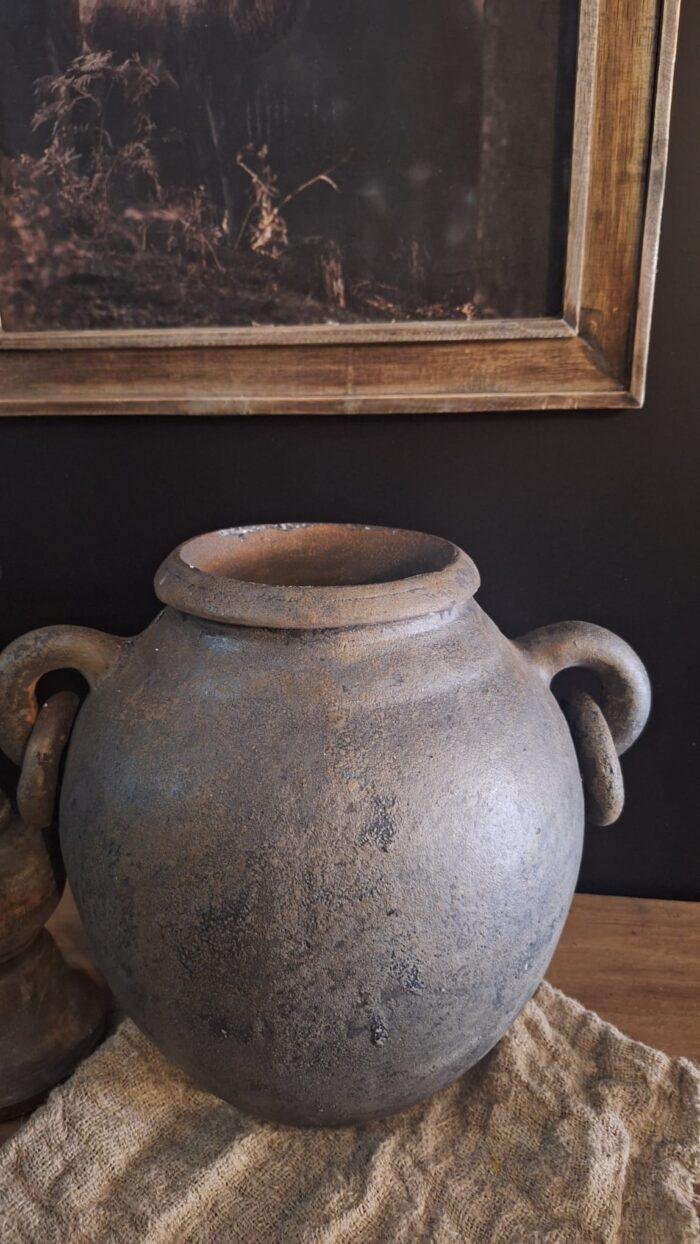 Stoere landelijke kruik met ringen als decoratief object