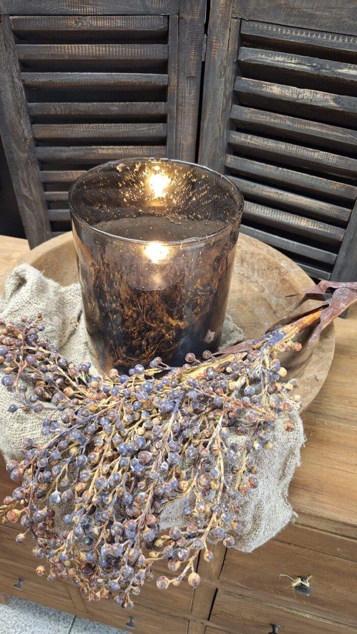 Windlicht old brown glas op houten schaal met decoratie