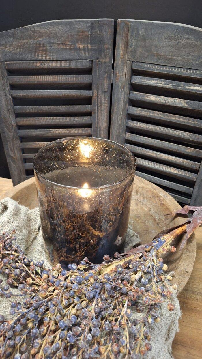 Sfeervol brandend windlicht old brown glas in landelijke setting