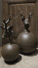 Hert op metalen bol - Afbeelding 3