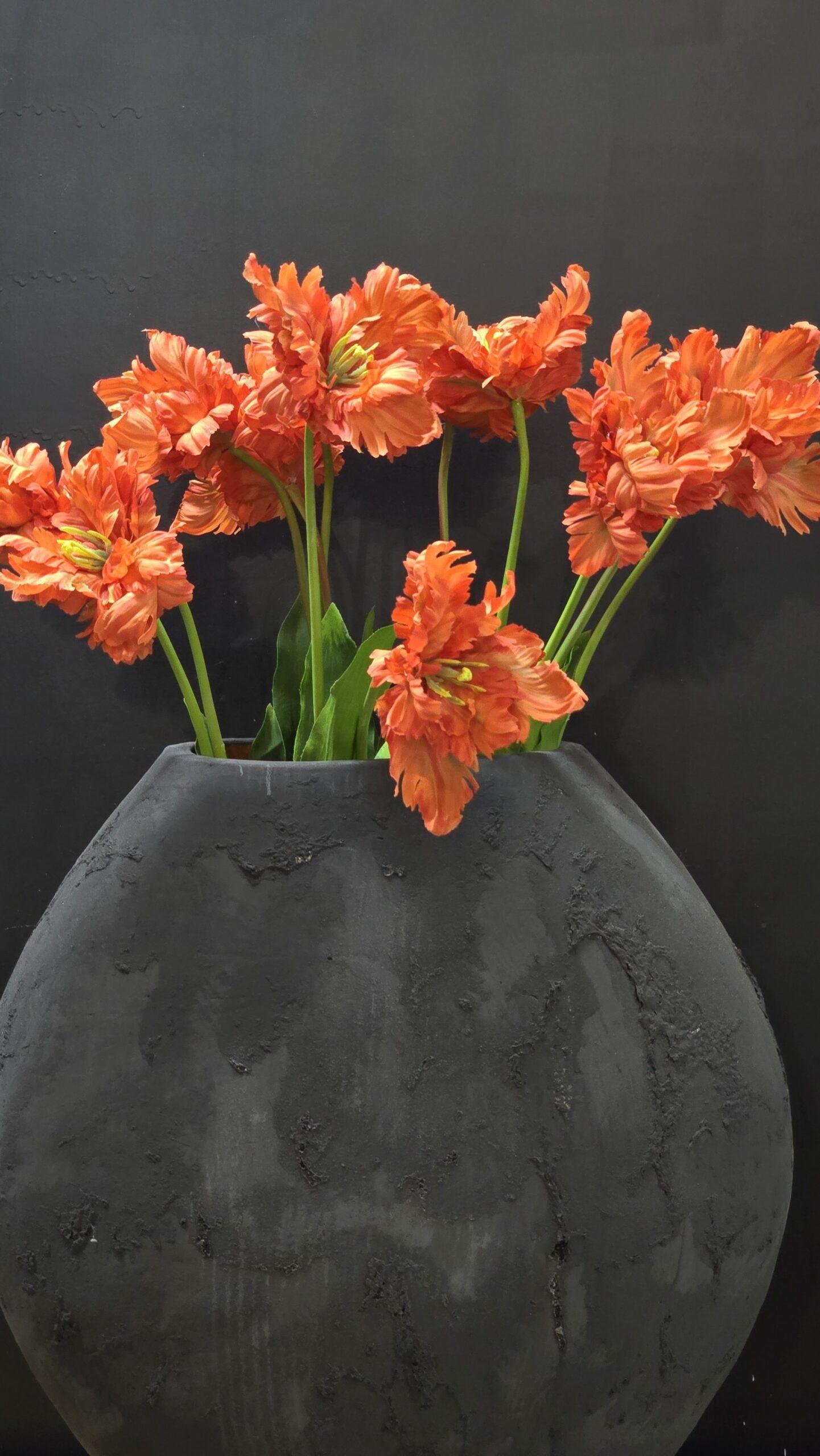 2025/09/JPEG_20260122_123819_1681204359101690944-scaled.jpg Grote grijze vensterbank pot - Afbeelding 1