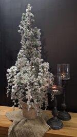 Kunst cederboom met winterse uitstraling in sobere stijl