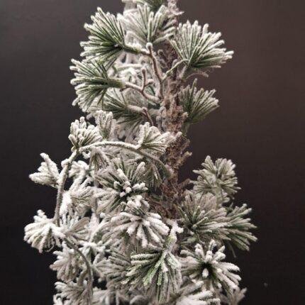 Kunst cederboom met winterse uitstraling in sobere stijl