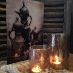 Decoratieve glasplaat met houten standaard en kannen – landelijke stijl