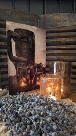 Glasplaat houten voet met stilleven kruiken en krans – sobere decoratie